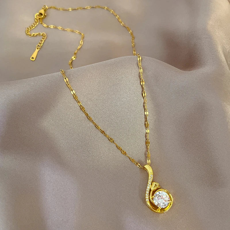 Elegant Clavicle Necklace with Zircon Detail