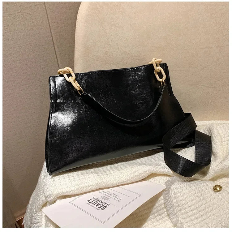 Elegant Women’s Underarm Tote Bag with Chain Accent