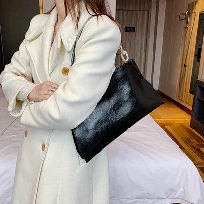 Elegant Women’s Underarm Tote Bag with Chain Accent