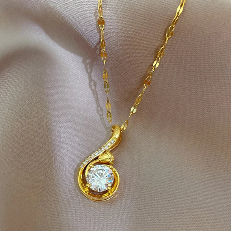 Elegant Clavicle Necklace with Zircon Detail